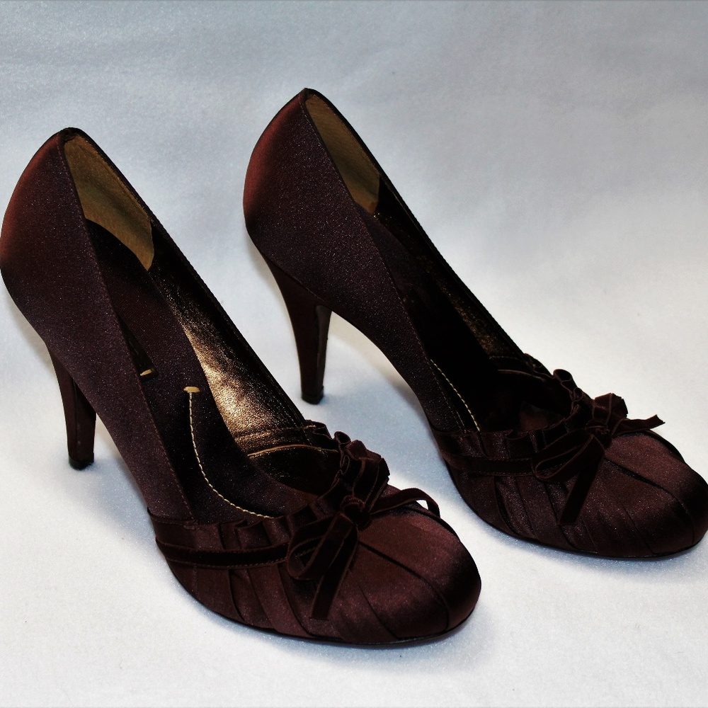 BCBG MAXAZRIA Brown Satin Mocha Ruched Bow Pumps